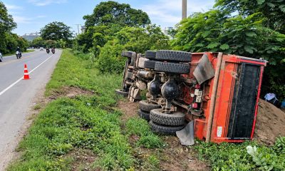 Camión cargado de arena se volcó en la Vía Alterna de Santa Marta