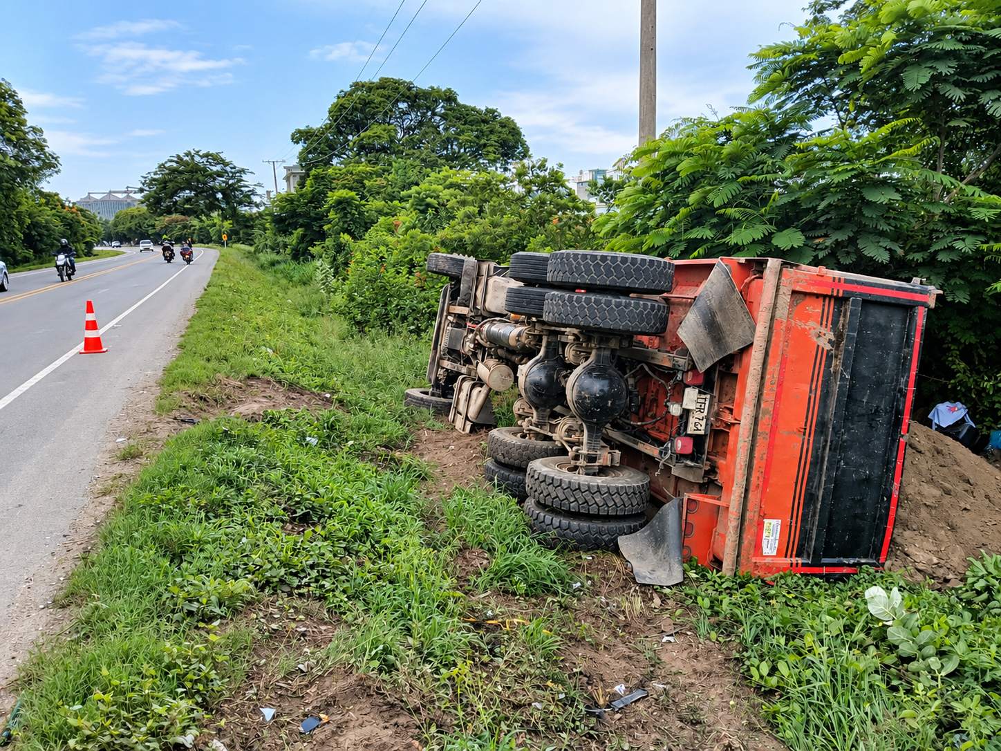 Camión cargado de arena se volcó en la Vía Alterna de Santa Marta