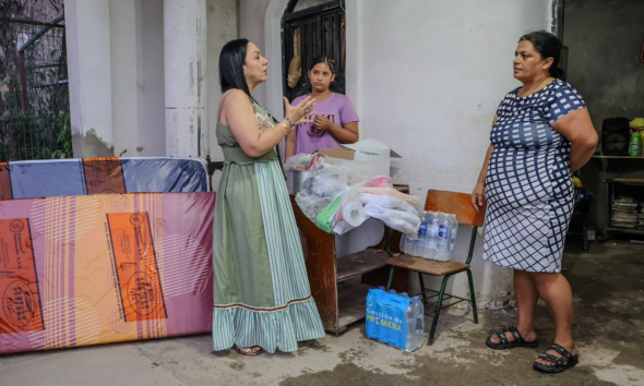 Alcaldía entrega ayuda humanitaria a familia afectada por lluvias en Villa Franca