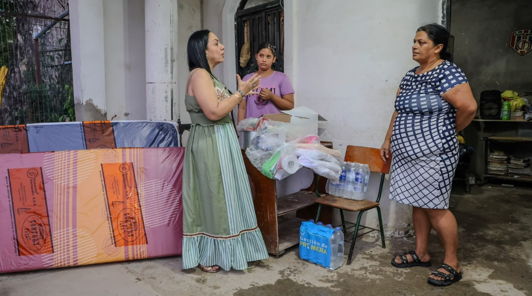 Alcaldía entrega ayuda humanitaria a familia afectada por lluvias en Villa Franca