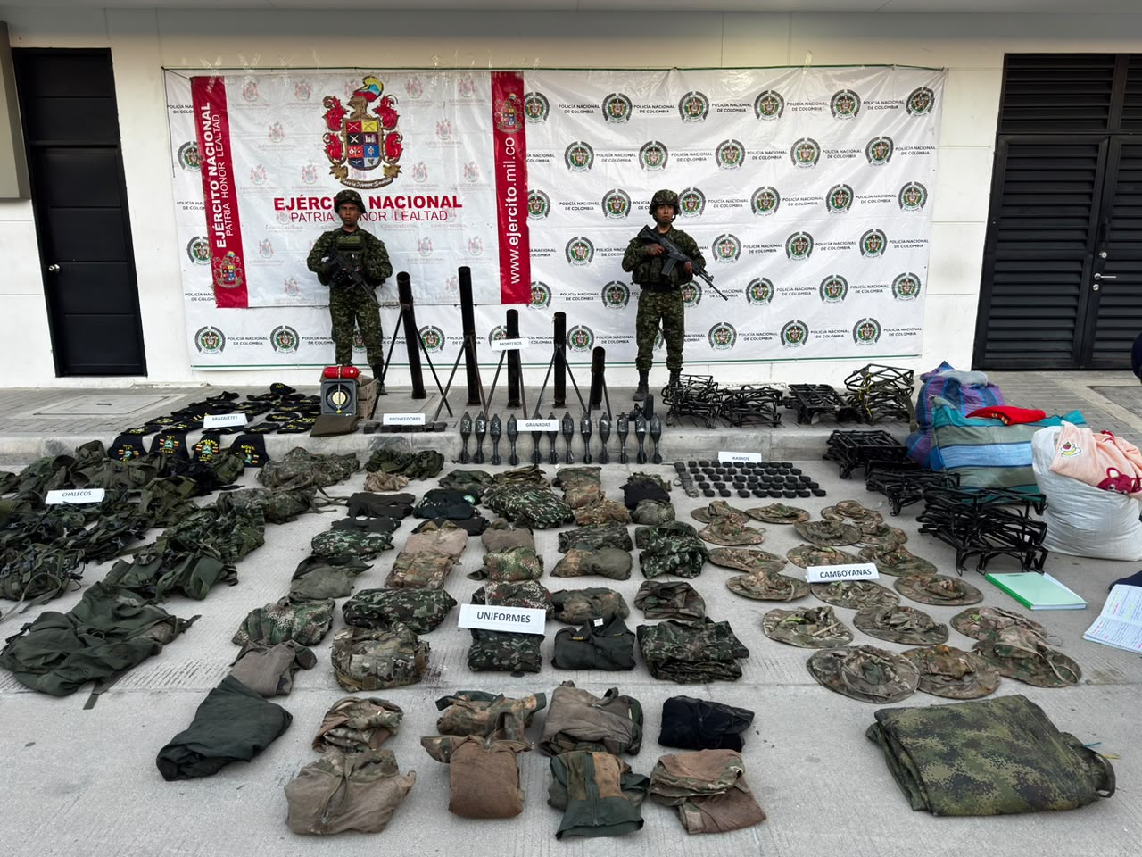 Gobernadora destaca golpe del Ejército a las ACSN tras hallazgo de material de guerra en Santa Marta