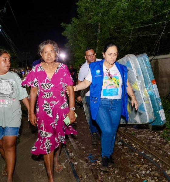 Gobierno de Carlos Pinedo entrega ayudas humanitarias a familias afectadas