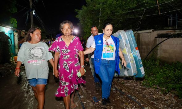 Gobierno de Carlos Pinedo entrega ayudas humanitarias a familias afectadas